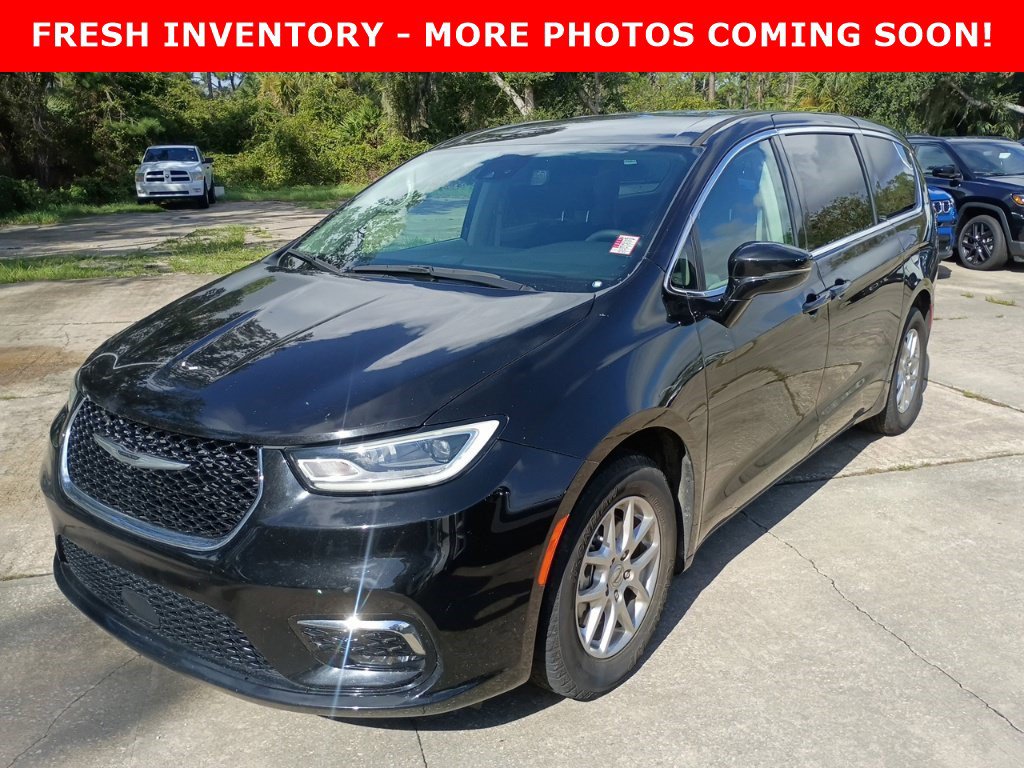 Used 2024 Chrysler Pacifica Touring-L FWD image 1