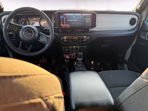 Used 2024 Jeep Wrangler Unlimited image 10