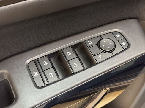 Used 2025 Nissan Pathfinder SV AWD/4WD image 15