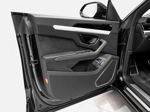 Used 2025 Lamborghini Urus SE image 43