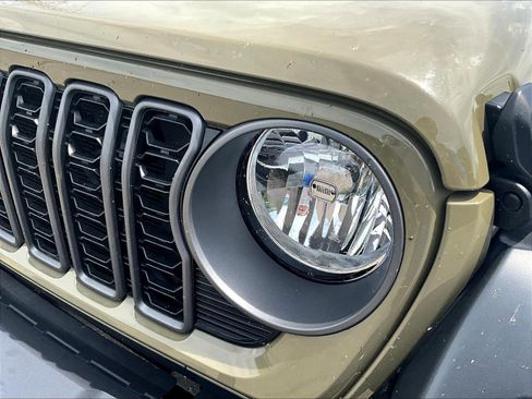 Used 2025 Jeep Gladiator Sport AWD/4WD image 31