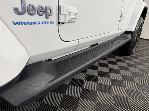 Used 2023 Jeep Wrangler Unlimited Sahara AWD/4WD image 19