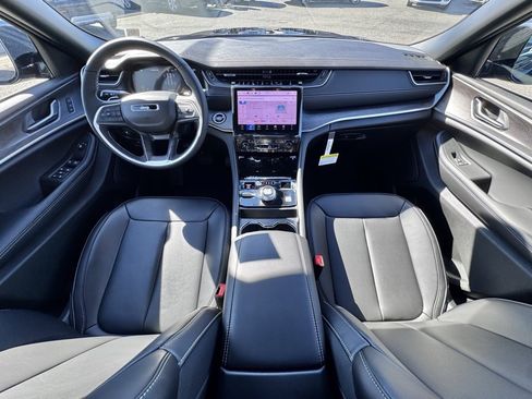 New 2025 Jeep Grand Cherokee Limited w/ Black Appearance Package image 10