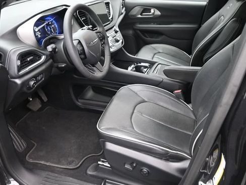 Used 2023 Chrysler Pacifica Limited w/ S Appearance Package FWD image 9