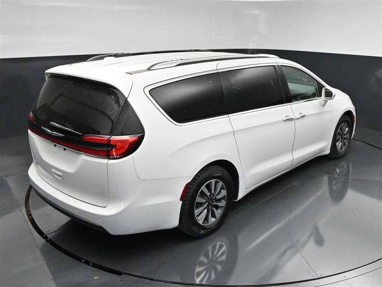 Used 2021 Chrysler Pacifica Touring-L FWD image 14