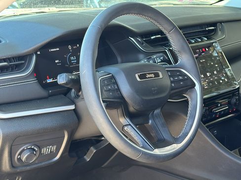 Used 2023 Jeep Grand Cherokee Laredo image 10
