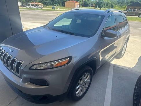 Used 2018 Jeep Cherokee Latitude Plus FWD image 2