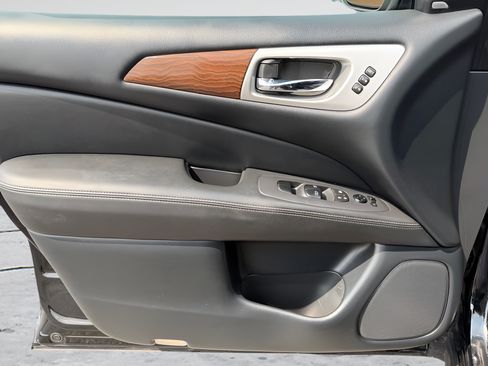 Used 2020 Nissan Pathfinder Platinum FWD image 39