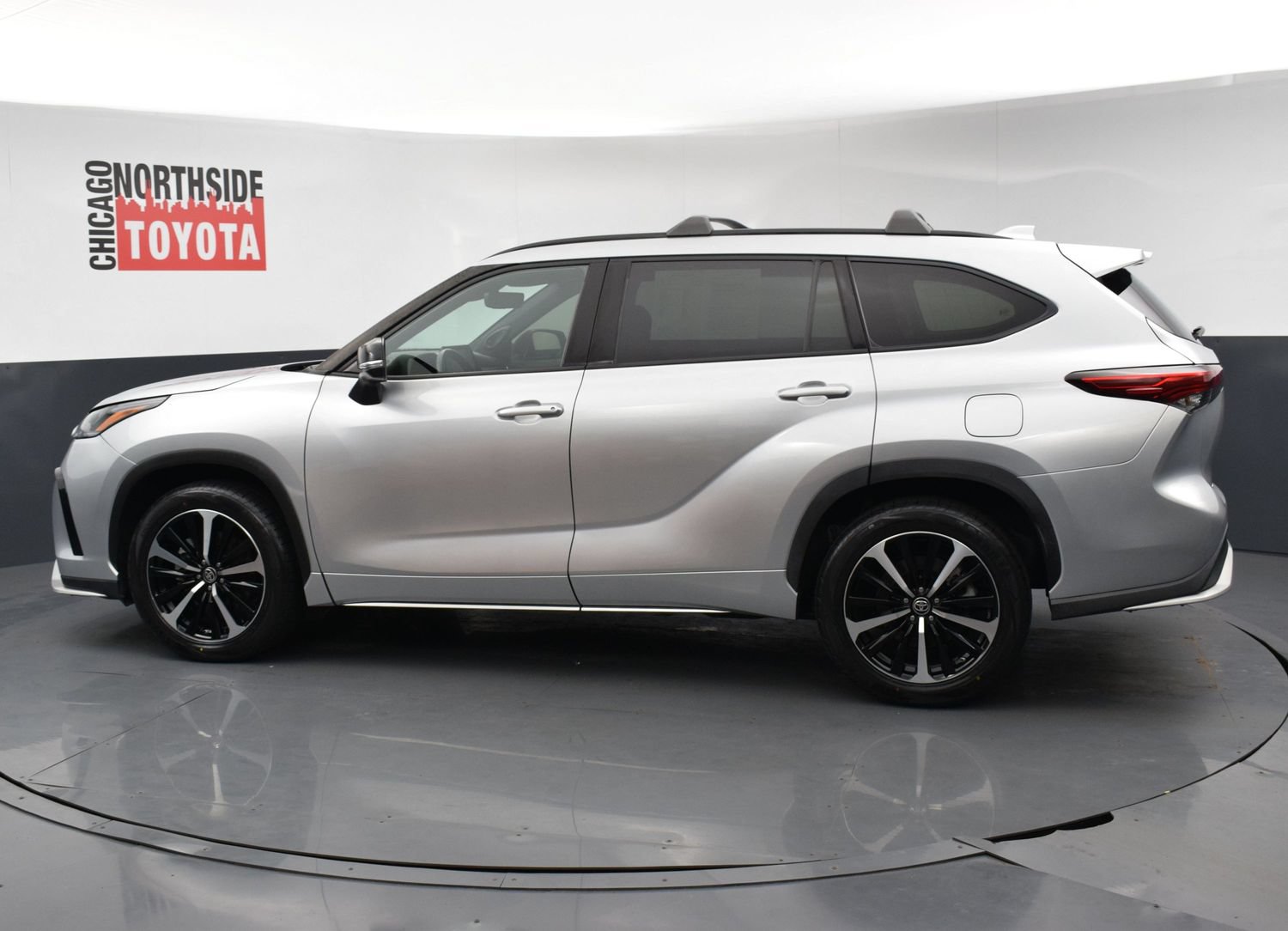 Used 2022 Toyota Highlander XSE AWD/4WD image 2