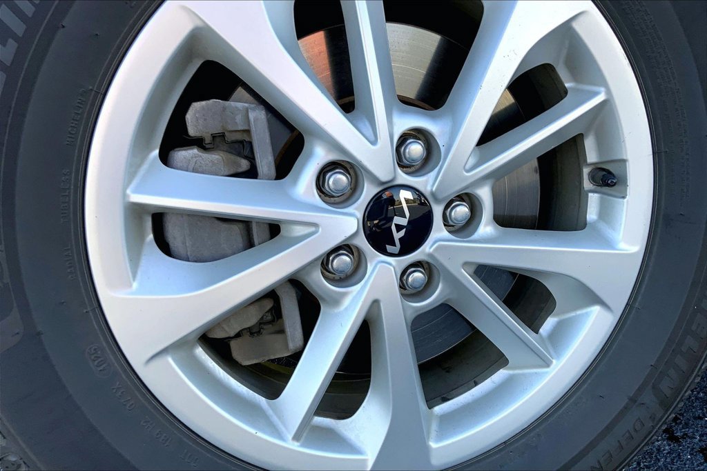 Used 2024 Kia Carnival LX FWD image 3