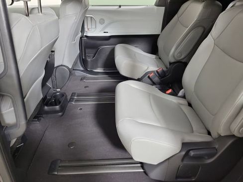 Used 2025 Toyota Sienna XLE FWD image 12