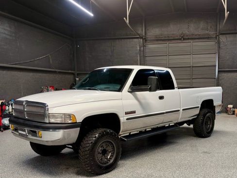 Used 1999 Dodge Ram 2500 Truck 4x4 Club Cab image 1
