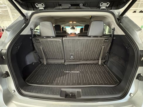 Used 2021 Toyota Highlander XLE AWD/4WD image 45