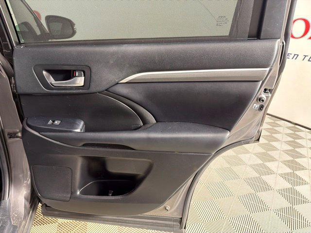 Used 2019 Toyota Highlander SE FWD image 37
