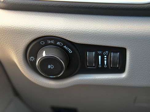 Used 2023 Chrysler Pacifica Touring-L FWD image 35