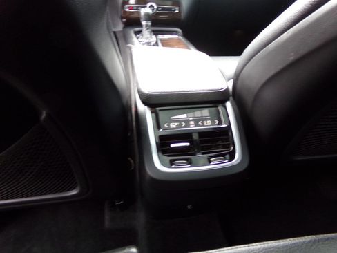 Used 2016 Volvo XC90 T6 Momentum w/ Momentum Plus Package AWD/4WD image 13