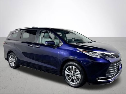 Used 2023 Toyota Sienna Limited image 4