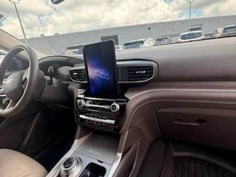 Used 2023 Ford Explorer Platinum w/ Technology Package AWD/4WD image 9