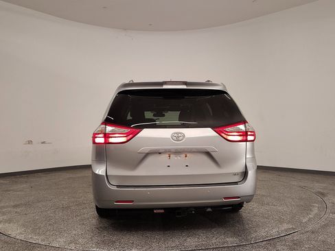 Used 2019 Toyota Sienna XLE image 10