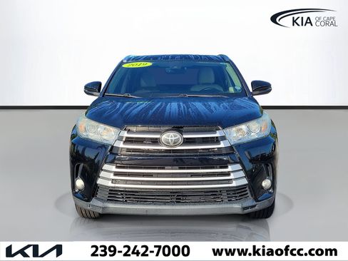 Used 2019 Toyota Highlander XLE FWD image 2