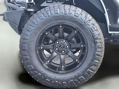 Used 2017 Jeep Wrangler Unlimited Rubicon w/ Connectivity Group AWD/4WD image 11