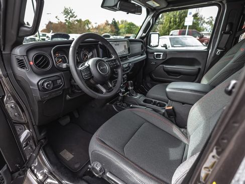 Used 2025 Jeep Wrangler Unlimited Rubicon AWD/4WD image 17