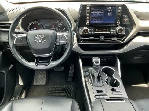 Used 2020 Toyota Highlander XLE AWD/4WD image 8