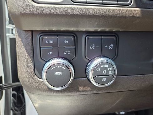 Used 2024 GMC Yukon XL SLT w/ SLT Luxury Package AWD/4WD image 10