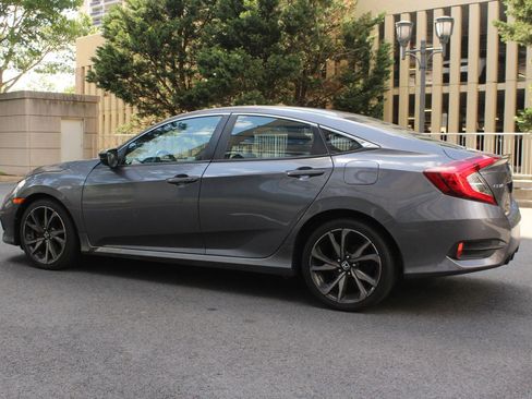 Used 2019 Honda Civic Sport image 9