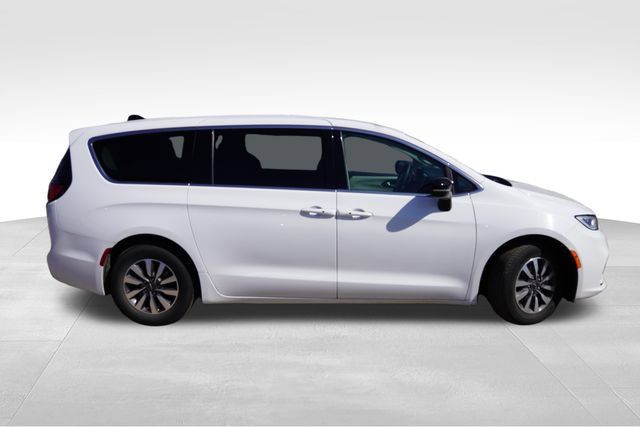 Certified 2024 Chrysler Pacifica Limited FWD image 2