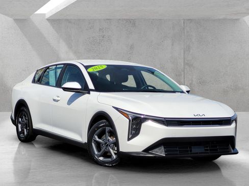 Used 2025 Kia K4 LXS image 1