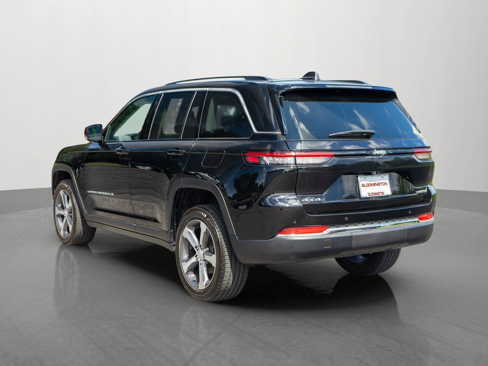 Used 2023 Jeep Grand Cherokee Limited AWD/4WD image 5