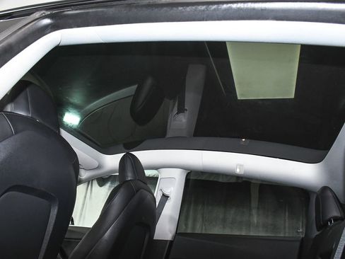 Used 2021 Tesla Model Y Long Range AWD/4WD image 41
