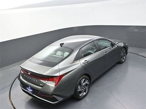New 2025 Hyundai Elantra Limited image 30