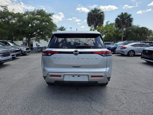 Used 2024 Nissan Pathfinder SL FWD image 4