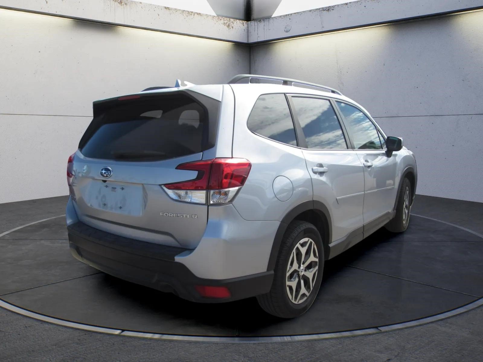Used 2020 Subaru Forester Premium AWD/4WD image 3