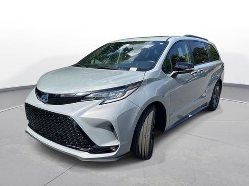 Used 2025 Toyota Sienna XSE FWD image 2