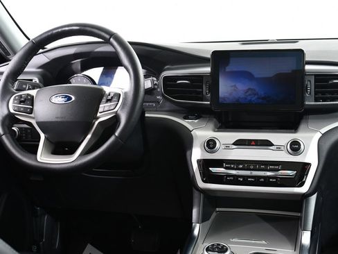 Used 2022 Ford Explorer XLT w/ Equipment Group 202A image 8