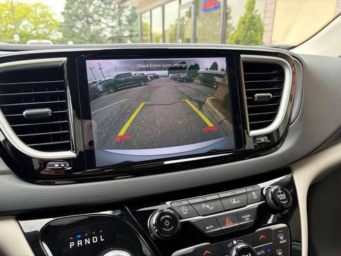 Used 2024 Chrysler Pacifica Touring-L FWD image 26