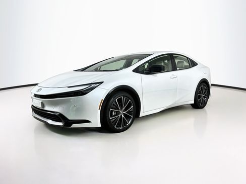 Used 2025 Toyota Prius XLE FWD image 3
