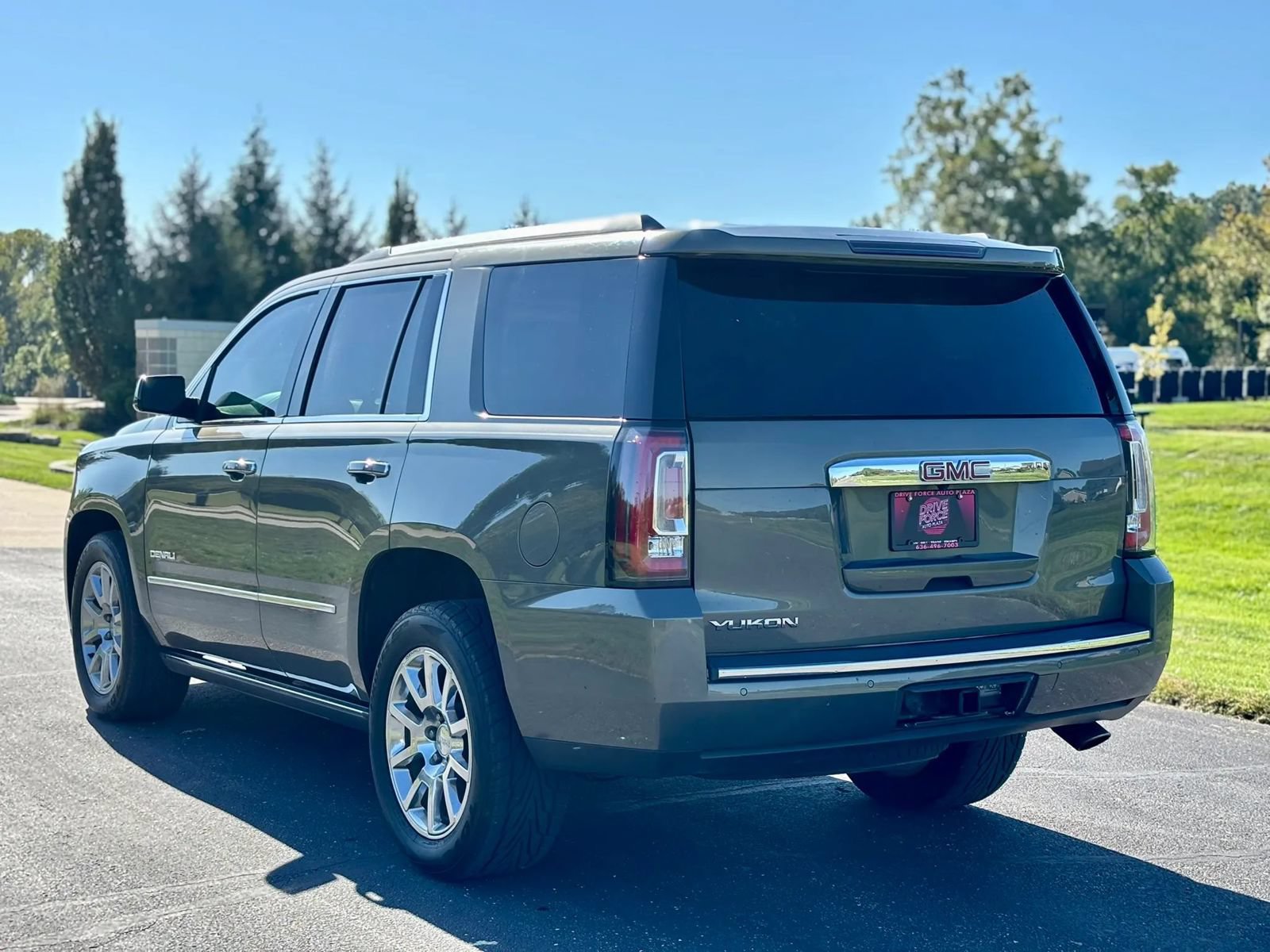 Used 2017 GMC Yukon Denali w/ Open Road Package AWD/4WD image 8