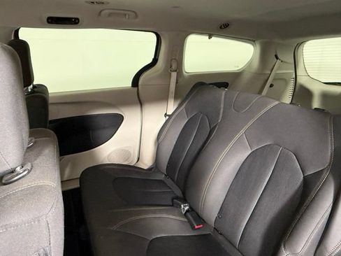 Used 2018 Chrysler Pacifica L FWD image 33