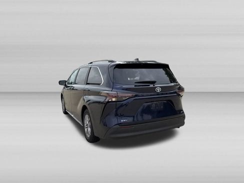 Used 2025 Toyota Sienna XLE FWD image 8