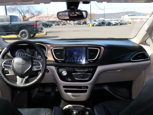 Used 2017 Chrysler Pacifica Touring-L image 10