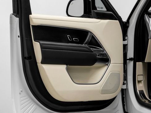 Used 2022 Land Rover Range Rover Long Wheelbase SE image 38