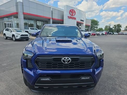 Used 2024 Toyota Tacoma TRD Sport w/ TRD Sport Upgrade Package AWD/4WD image 3