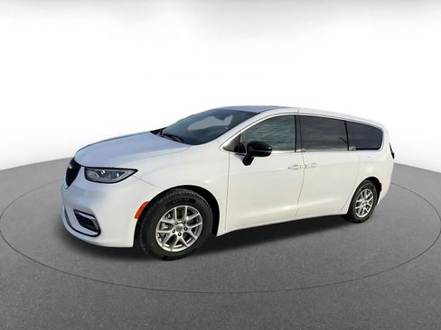 Used 2025 Chrysler Pacifica Select image 8