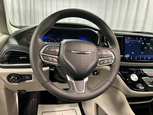 Used 2024 Chrysler Pacifica Limited image 15