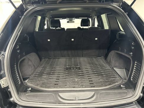 Used 2020 Jeep Grand Cherokee Laredo AWD/4WD image 21