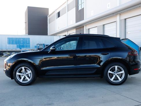Used 2017 Porsche Macan AWD SPORT UTILITY 4DR WAGON image 2